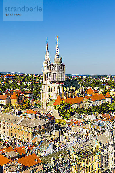 Blick auf die Kathedrale der Himmelfahrt der Heiligen Jungfrau Maria  Zagreb  Kroatien  Europa