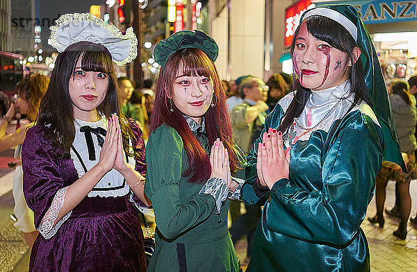 Junge japanische Mädchen als Nonnen verkleidet bei den Halloween-Feierlichkeiten in Shibuya  Tokio  Japan  Asien