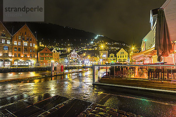 Das Fjord-Restaurant am Hafen von Vagen mit der Bryggen-Wasserfront und der Standseilbahn dahinter  bei Nacht  Bergen  Hordaland  Norwegen  Skandinavien  Europa