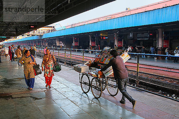 Menschen auf dem Bahnsteig des Bahnhofs Jaipur Junction in Rajasthan  Indien  Asien