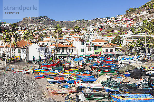 Traditionelle bunte Fischerboote am Strand im Fischerdorf Camara de Lobos  Madeira  Portugal  Atlantik  Europa