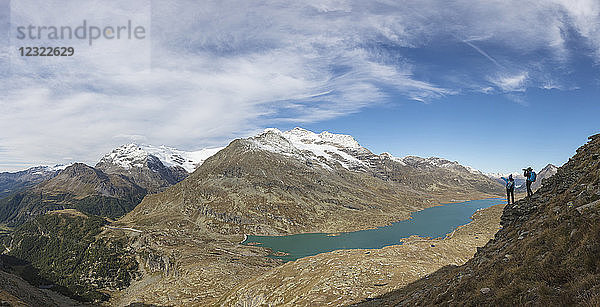 Blick auf den Lago Bianco vom Piz Campasc  Berninapass  Engadin  Kanton Graubünden  Schweiz  Europa