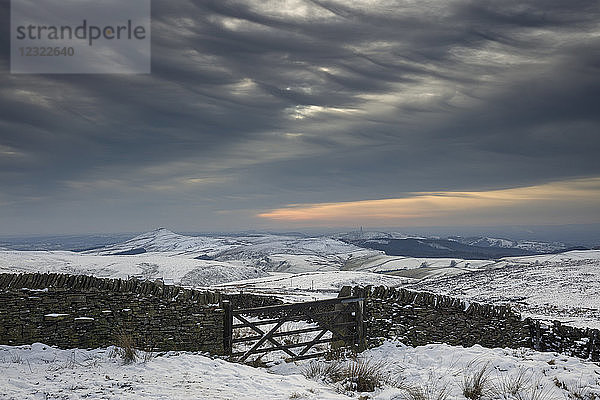 Winternachmittag im schneebedeckten Peak District mit Blick über den White Peak nach Shutlingsloe  Cheshire  England  Vereinigtes Königreich  Europa