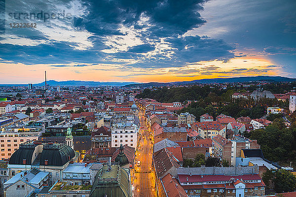 Blick auf die Stadt bei Nacht  Zagreb  Kroatien  Europa