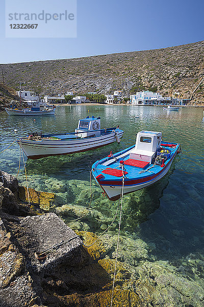 Blick auf kristallklares Wasser und Fischerboote im Hafen  Cheronissos  Sifnos  Kykladen  Ägäisches Meer  Griechische Inseln  Griechenland  Europa