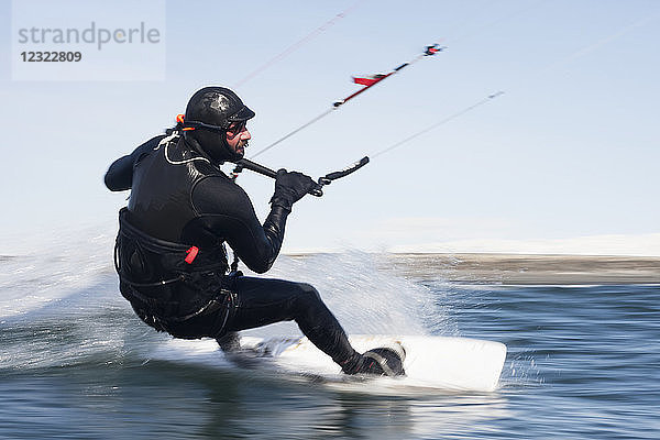 Mann beim Kitesurfen in der Nähe von Homer  Süd-Zentral-Alaska; Alaska  Vereinigte Staaten von Amerika