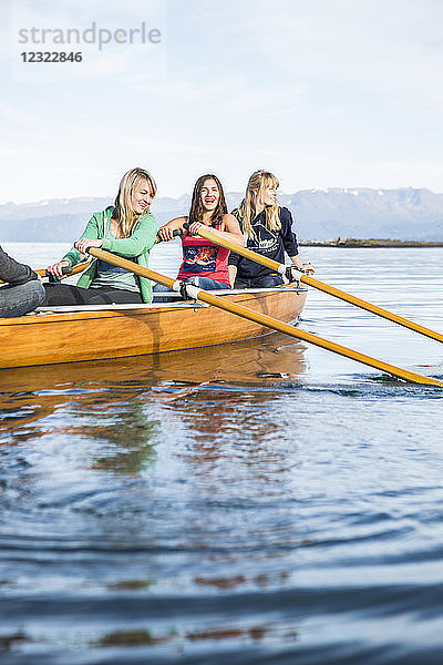 Junge Erwachsene rudern in einem Kanu  Süd-Zentral-Alaska; Homer  Alaska  Vereinigte Staaten von Amerika