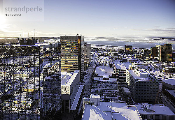 Luftaufnahme von Bürogebäuden mit Glasfassaden in der Innenstadt von Anchorage  Cook Inlet im Hintergrund  Schnee auf den Dächern der Stadt  Süd-Zentral-Alaska im Winter; Anchorage  Alaska  Vereinigte Staaten von Amerika