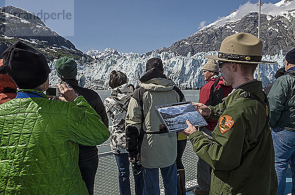 Touristen an Bord der Baranof Wind bei der Besichtigung des Margerie-Gletschers  Tarr Inlet  Glacier Bay National Park and Preserve  Südost-Alaska; Alaska  Vereinigte Staaten von Amerika