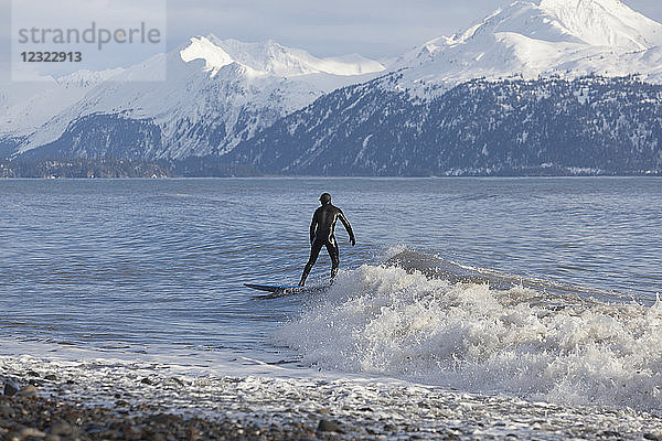 Surfer in der Kachemak Bay  Süd-Zentral-Alaska; Homer  Alaska  Vereinigte Staaten von Amerika