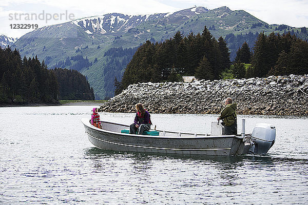 Familie in ihrem Stellnetz-Skiff in der Nähe von Seldovia  Süd-Zentral-Alaska; Alaska  Vereinigte Staaten von Amerika