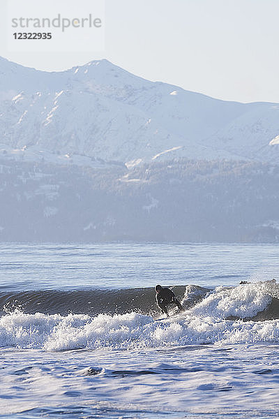 Surfer in der Kachemak Bay  Süd-Zentral-Alaska; Homer Spit  Alaska  Vereinigte Staaten von Amerika