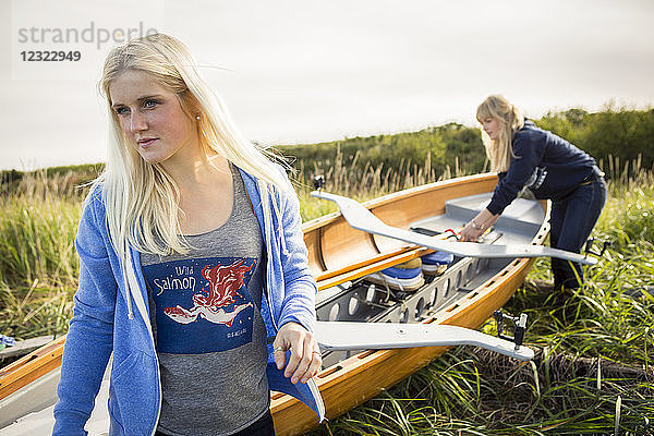 Junge Frauen bereiten ihr Holzkanu vor  Süd-Zentral-Alaska; Homer  Alaska  Vereinigte Staaten von Amerika