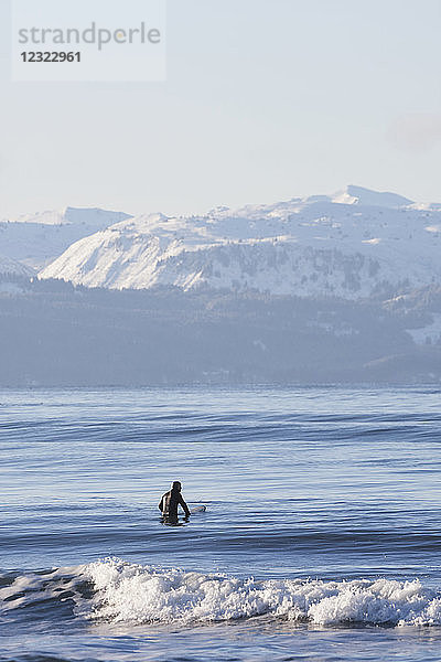 Mann beim Surfen in der Kachemak Bay  Süd-Zentral-Alaska; Homer  Alaska  Vereinigte Staaten von Amerika