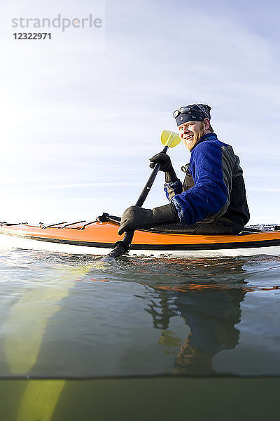 Mann beim Seekajakfahren in der Kachemak Bay  Süd-Zentral-Alaska; Homer  Alaska  Vereinigte Staaten von Amerika