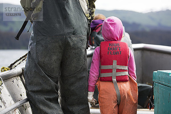 Junges Mädchen im Stellnetz-Skiff ihrer Familie  Seldovia  Süd-Zentral-Alaska; Alaska  Vereinigte Staaten von Amerika