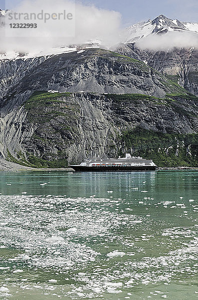 Holland America Kreuzfahrtschiff vor dem Margerie-Gletscher  Tarr Inlet  Glacier Bay National Park and Preserve  Südost-Alaska; Alaska  Vereinigte Staaten von Amerika