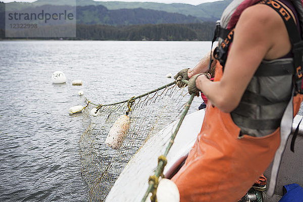 Fischerin beim kommerziellen Fang von Rotlachs mit Stellnetzen in der Nähe von Seldovia  Süd-Zentral-Alaska; Alaska  Vereinigte Staaten von Amerika