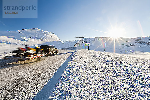 Lastwagen  der Schneemaschinen auf dem Richardson Highway am Thompson Pass bei Valdez im Winter zieht; Alaska  Vereinigte Staaten von Amerika