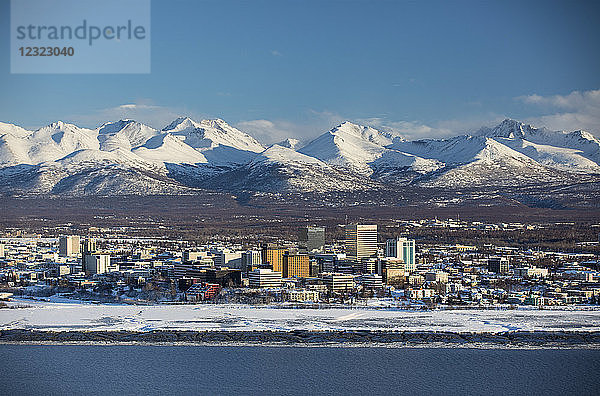 Schneebedeckte Innenstadt von Anchorage mit den Chugach Mountains direkt im Hintergrund  Süd-Zentral-Alaska; Anchorage  Alaska  Vereinigte Staaten von Amerika