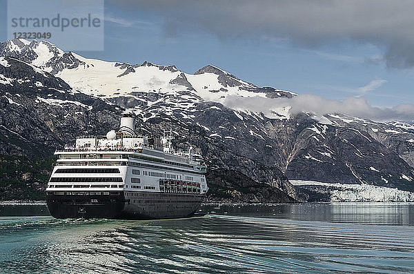 Holland America Kreuzfahrtschiff vor dem Margerie-Gletscher  Tarr Inlet  Glacier Bay National Park and Preserve  Südost-Alaska; Alaska  Vereinigte Staaten von Amerika