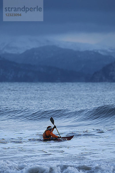 Kajak-Surfer  der sich einer Welle in der Kachemak Bay  Southcentral Alaska  nähert; Homer  Alaska  Vereinigte Staaten von Amerika