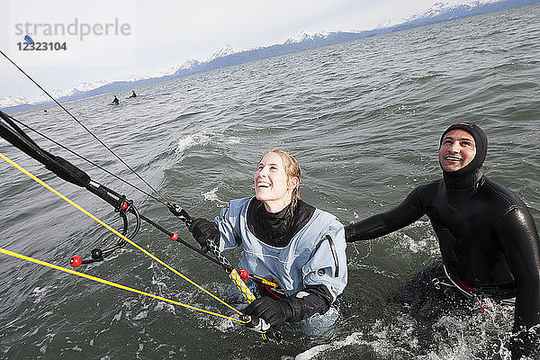 Frau nimmt Unterricht in einem Kitesurfing-Kurs  Kachemak Bay  Süd-Zentral-Alaska; Alaska  Vereinigte Staaten von Amerika