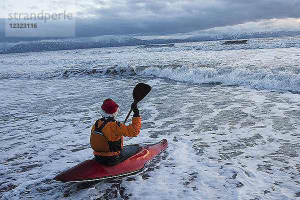 Kajak-Surfer in der Brandung der Kachemak Bay  Süd-Zentral-Alaska  Homer  Alaska  Vereinigte Staaten von Amerika