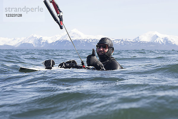 Mann beim Kitesurfen mit Kenai Mountains im Hintergrund  Homer  Süd-Zentral-Alaska; Homer  Alaska  Vereinigte Staaten von Amerika
