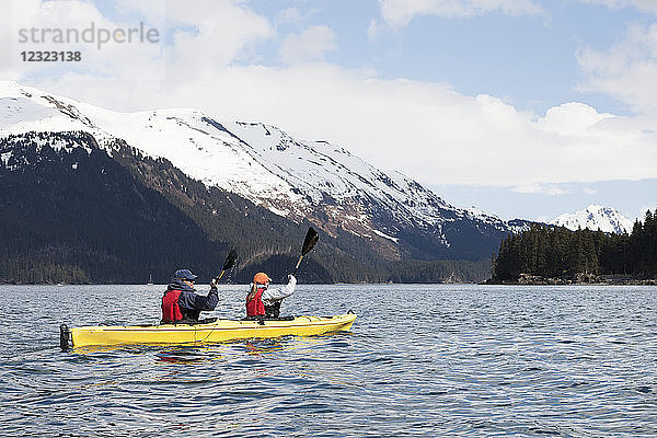 Zwei Seekajakfahrer in einem Doppelseekajak  Kachemak Bay  Southcentral Alaska; Alaska  Vereinigte Staaten von Amerika