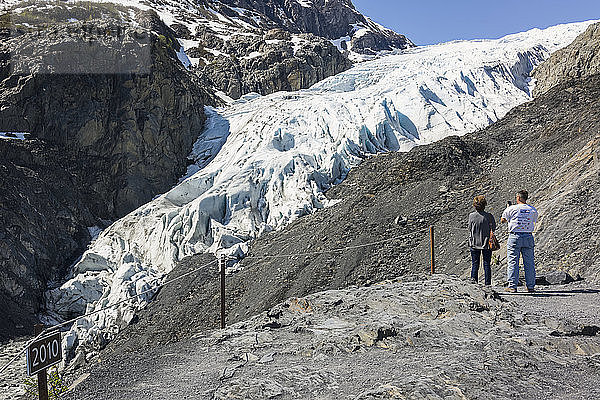 Touristen fotografieren den schwindenden Exit Glacier im Kenai Fjords National Park in der Nähe von Seward; Alaska  Vereinigte Staaten von Amerika