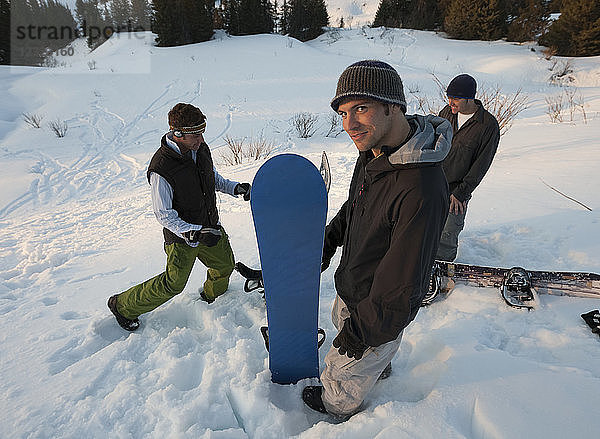 Drei Snowboarder stehen auf einer verschneiten Piste  Süd-Zentral-Alaska; Homer  Alaska  Vereinigte Staaten von Amerika