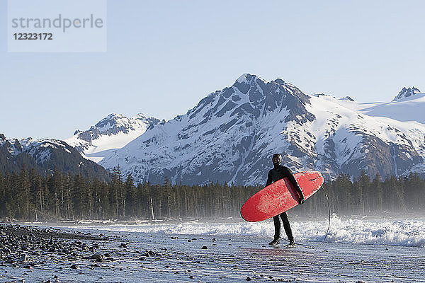 Surfer am Meer an der Außenküste der Kenai-Halbinsel  Süd-Zentral-Alaska; Alaska  Vereinigte Staaten von Amerika