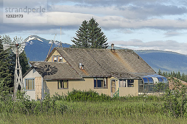 Älteres Haus mit Windmühlenständer und Solarium  Südost-Alaska; Gustavus  Alaska  Vereinigte Staaten von Amerika