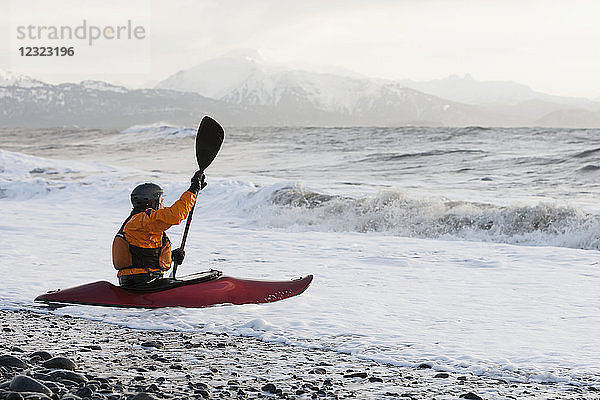 Kajak-Surfer in einem Kajak in der Kachemak Bay  Süd-Zentral-Alaska; Homer  Alaska  Vereinigte Staaten von Amerika