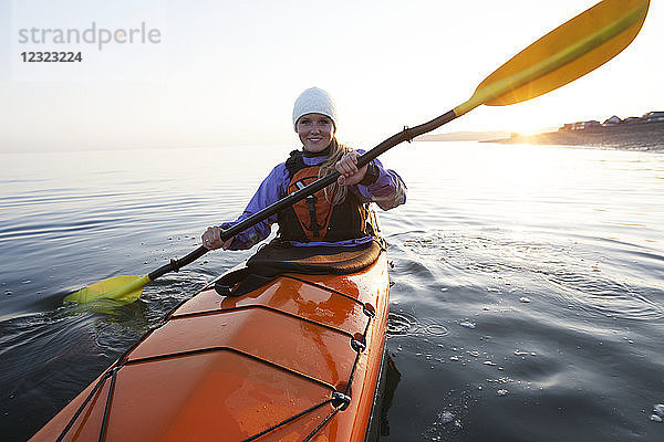 Junge Frau beim Seekajakfahren in der Kachemak Bay  Süd-Zentral-Alaska  USA