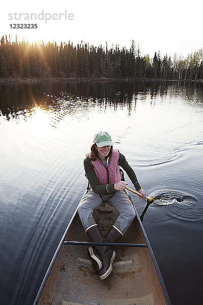Frau in einem Kanu am Swanson Lake  Kenai-Halbinsel  Süd-Zentral-Alaska; Alaska  Vereinigte Staaten von Amerika