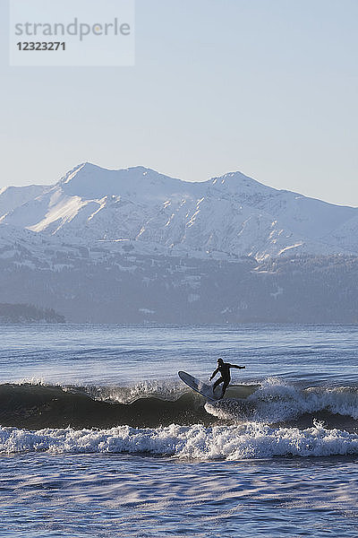 Mann beim Surfen in der Kachemak Bay  Süd-Zentral-Alaska; Homer Spit  Alaska  Vereinigte Staaten von Amerika