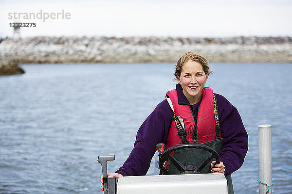 Eine Netzmacherin fährt ein Stellnetz-Skiff in der Seldovia Bay  Süd-Zentral-Alaska; Alaska  Vereinigte Staaten von Amerika