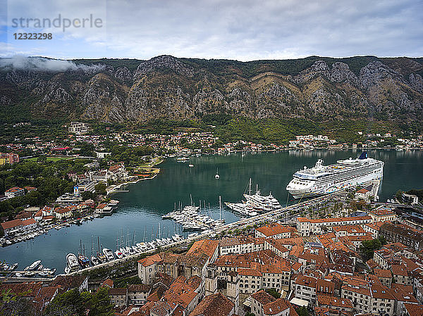 Blick von der Festung Kotor auf ein Kreuzfahrtschiff im Hafen; Kotor  Montenegro