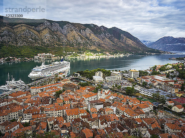 Blick von der Festung Kotor auf ein Kreuzfahrtschiff im Hafen; Kotor  Montenegro