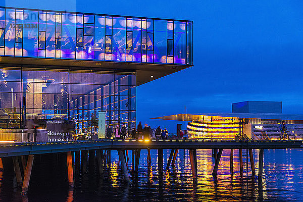 Blick vorbei am Königlichen Dänischen Schauspielhaus auf das Kopenhagener Opernhaus; Kopenhagen  Dänemark