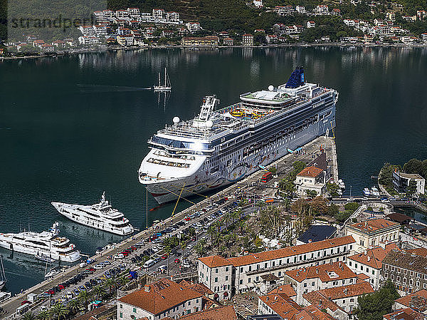 Blick von der Festung Kotor auf ein Kreuzfahrtschiff im Hafen; Kotor  Montenegro