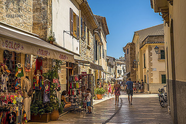 Kleine Geschäfte in einer engen Straße; Alcudia  Mallorca  Balearen  Spanien
