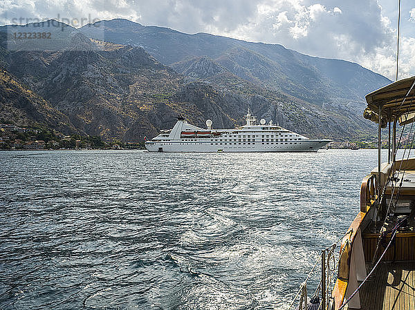 Boote und ein Kreuzfahrtschiff vor Kotor in der Bucht von Kotor; Kotor  Gemeinde Kotor  Montenegro
