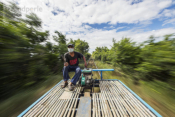 Fahrer auf dem Norry  dem Bambuszug; Battambang  Kambodscha