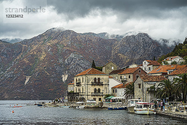 Boote und Gebäude in der Stadt Perast  entlang der Küste der Bucht von Kotor; Perast  Gemeinde Kotor  Montenegro