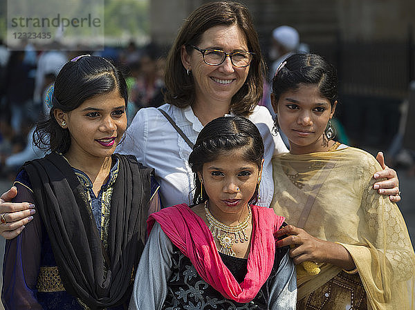 Eine kaukasische Frau posiert mit drei schönen jungen indischen Frauen; Mumbai  Maharashtra  Indien