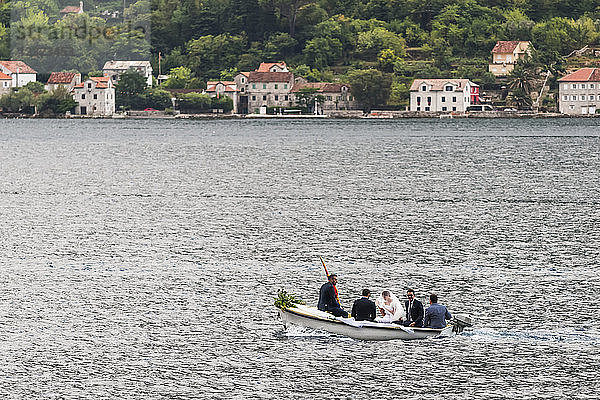 Ein kleines Motorboot  das Braut und Bräutigam in der Bucht von Kotor über das Wasser bringt; Perast  Gemeinde Kotor  Montenegro