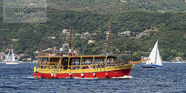 Ein buntes Boot voller Passagiere in der Bucht von Kotor vor der Küste von Herceg Novi; Opstina Herceg Novi  Montenegro